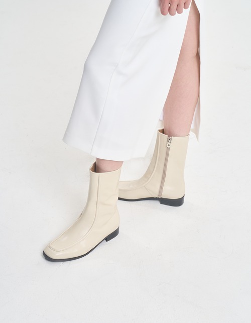 T027 line boots ivory